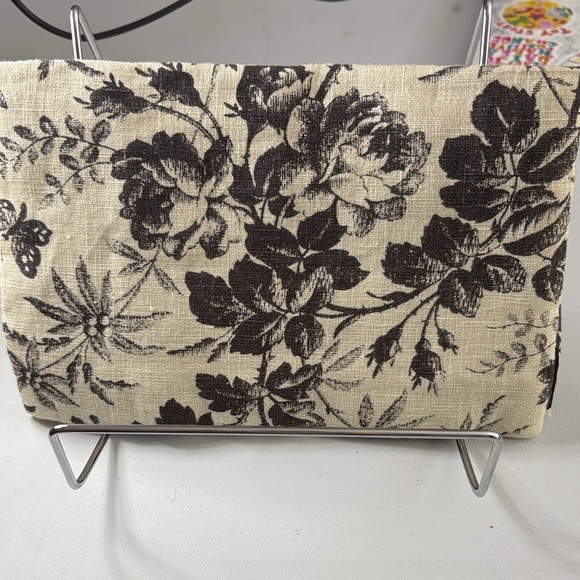 Reserved for @autismmomof5
Gucci Cream and Black Floral Clutch - Picture 3 of 7